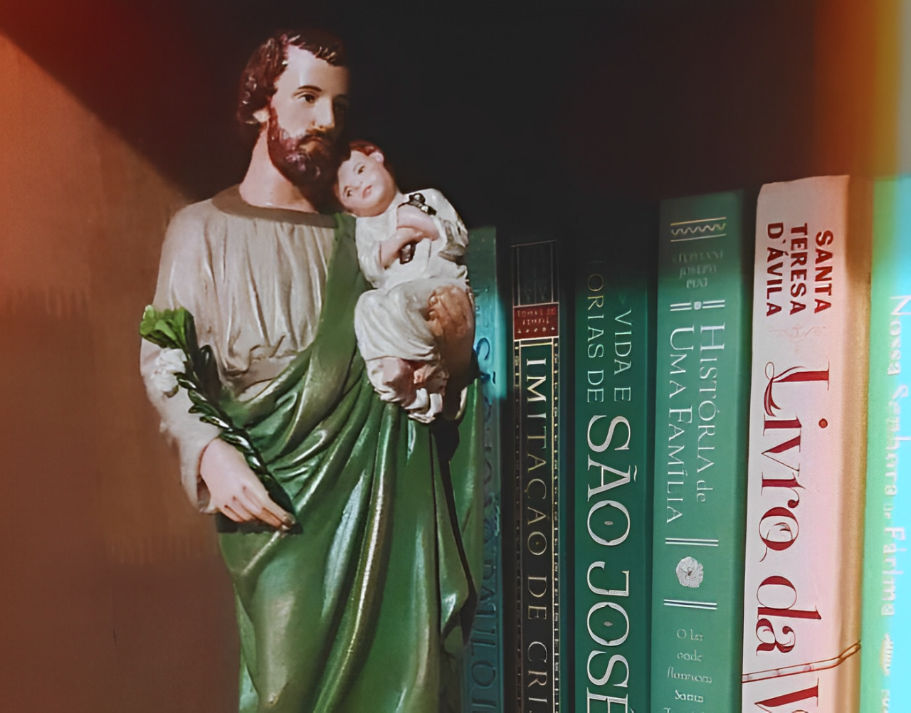 Escultura artesanal de São José, símbolo de devoção católica e artesanato sacro.