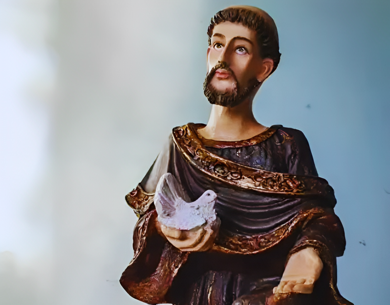 São Sebastião: Escultura Religiosa e Símbolo de Coragem