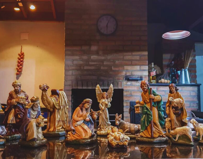 Presépio artesanal de Natal, representação única do nascimento de Jesus e tradição natalina.